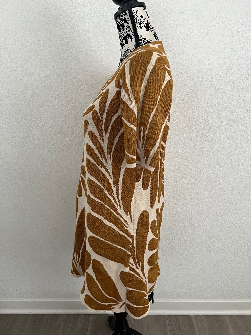 Ann Taylor Small Caramel Cream Abstract Leaf Print Knit V Neck Dress - Picture 3 of 7